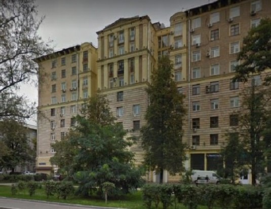 В центре Минска в довоенном доме прячется вот такая сталинка с мансардой и колоннами