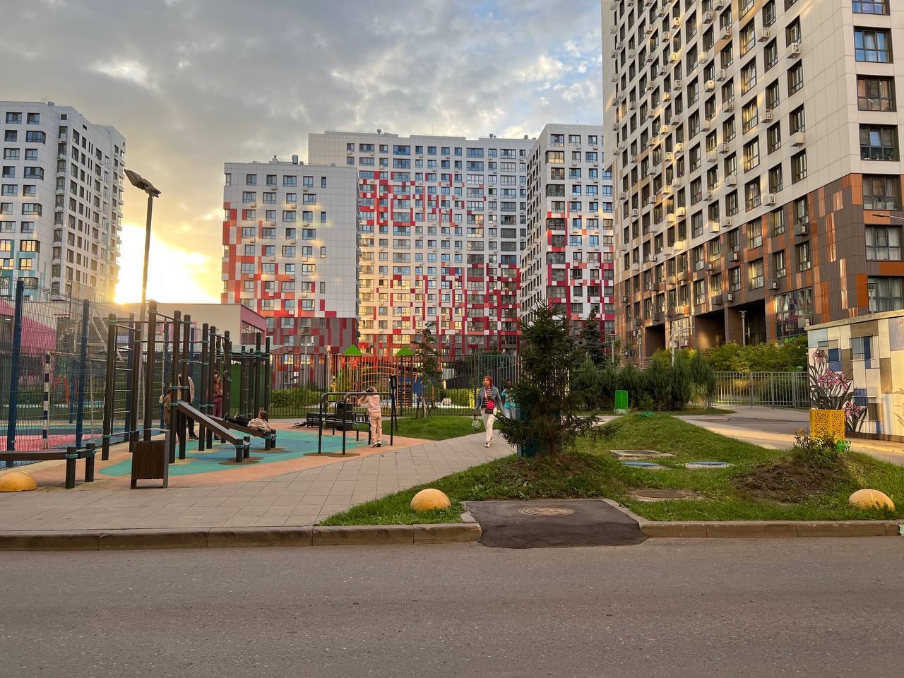 В обжитой новостройке уже обычно открыты объекты инфраструктуры. Фото: Мир Квартир