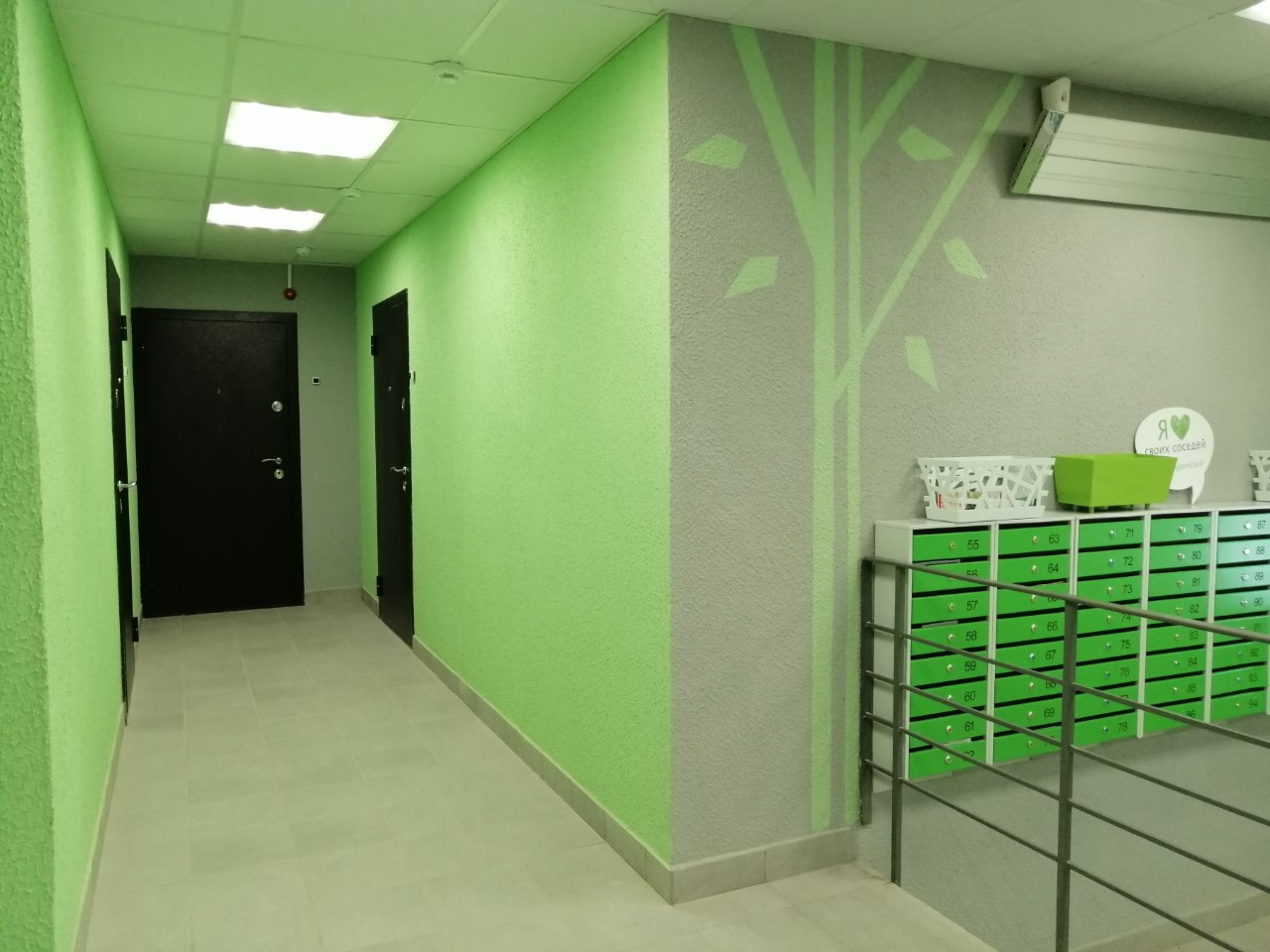 Через несколько лет в новостройке завершаются ремонты, и подъезд остается чистым. Фото: Мир Квартир