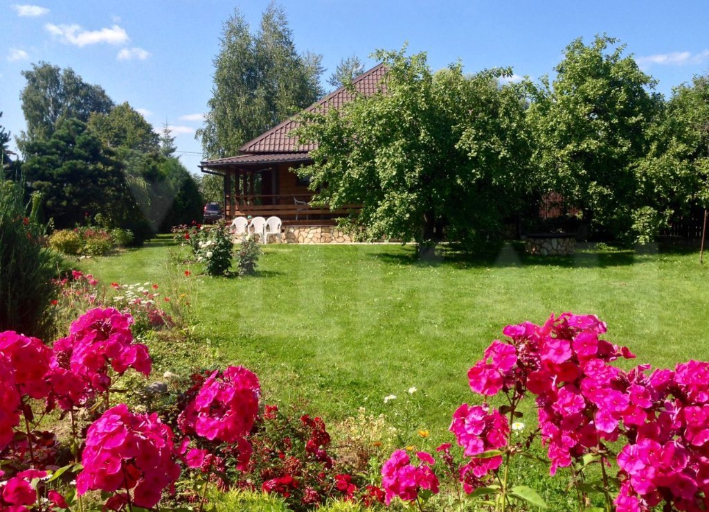 В доме просторная гостиная с печью-камином, 3 спальни и большая веранда. Фото: cian.ru