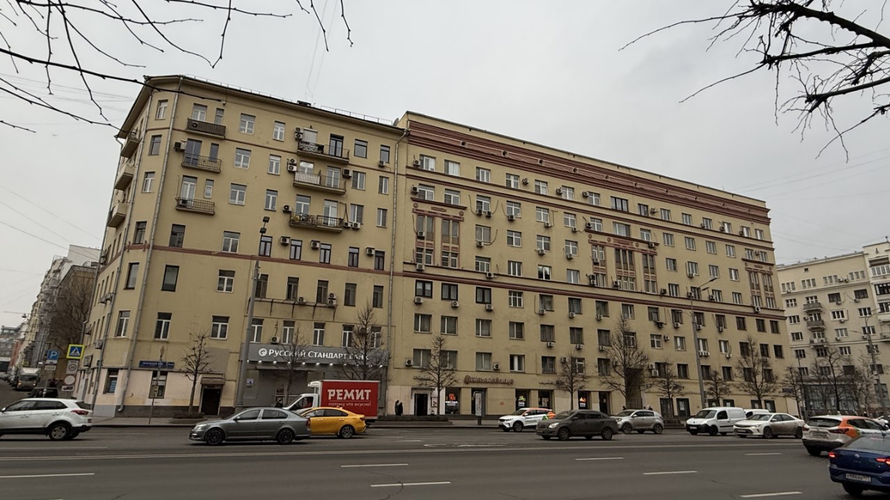 На первом этаже сдвоенного дома находится кинотеатр «Звезда». Фото: Мир Квартир