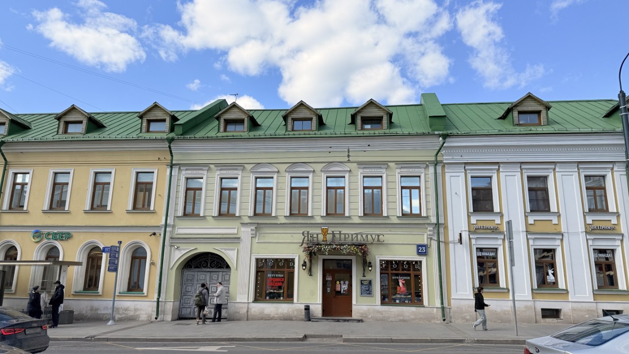 Дома №21 и 23 с уцелевшими слуховыми окнами. Фото: Мир квартир