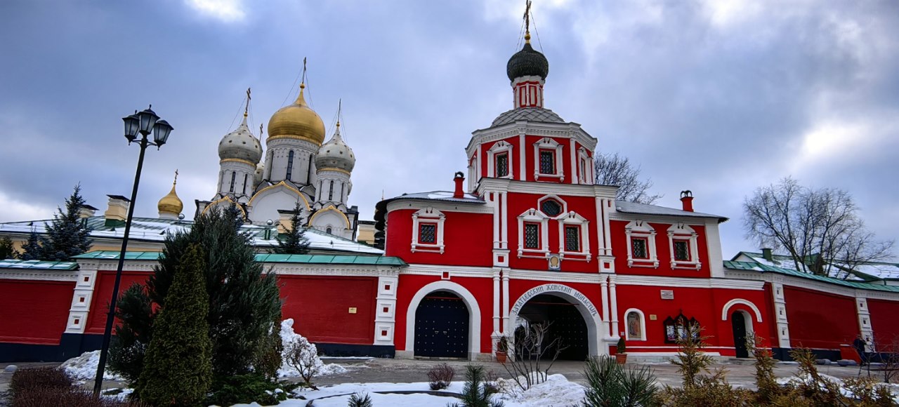 Из старинных построек монастыря сохранилась лишь надвратная церковь. Фото: Мир Квартир