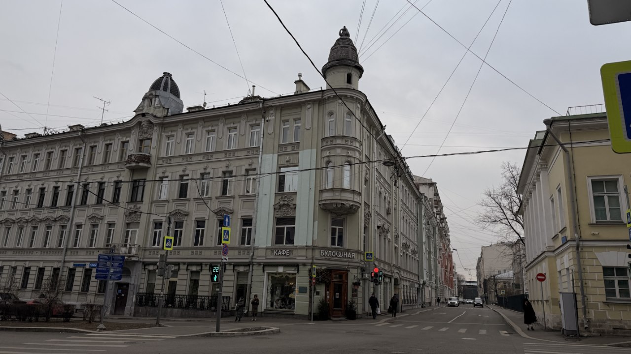 Легендарный дом, как и другие доходные дома в переулке, в нулевые отремонтировали. Фото: Мир Квартир