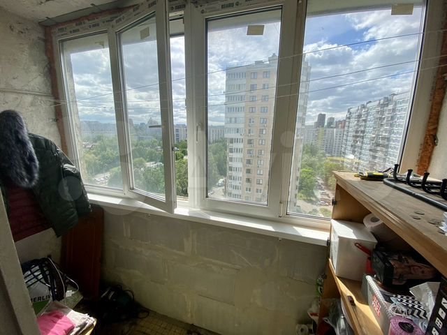 В комнату с лоджией можно въехать самому или продолжать сдавать ее внаем. Фото: avito.ru