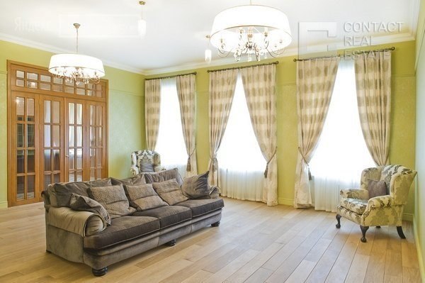 Гостиная с тремя окнами в доме, где Бездомный искал Воланда. Фото: Contact Real Estate