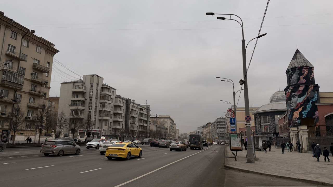 Земляной вал в районе метро Курская. Справа – ТРЦ «Атриум». Фото: Мир Квартир
