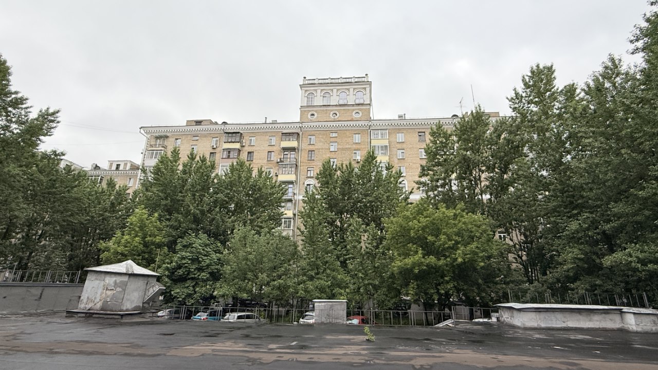 Во дворе дома в начале 1950-х обустроили бомбоубежище. Фото: Мир Квартир